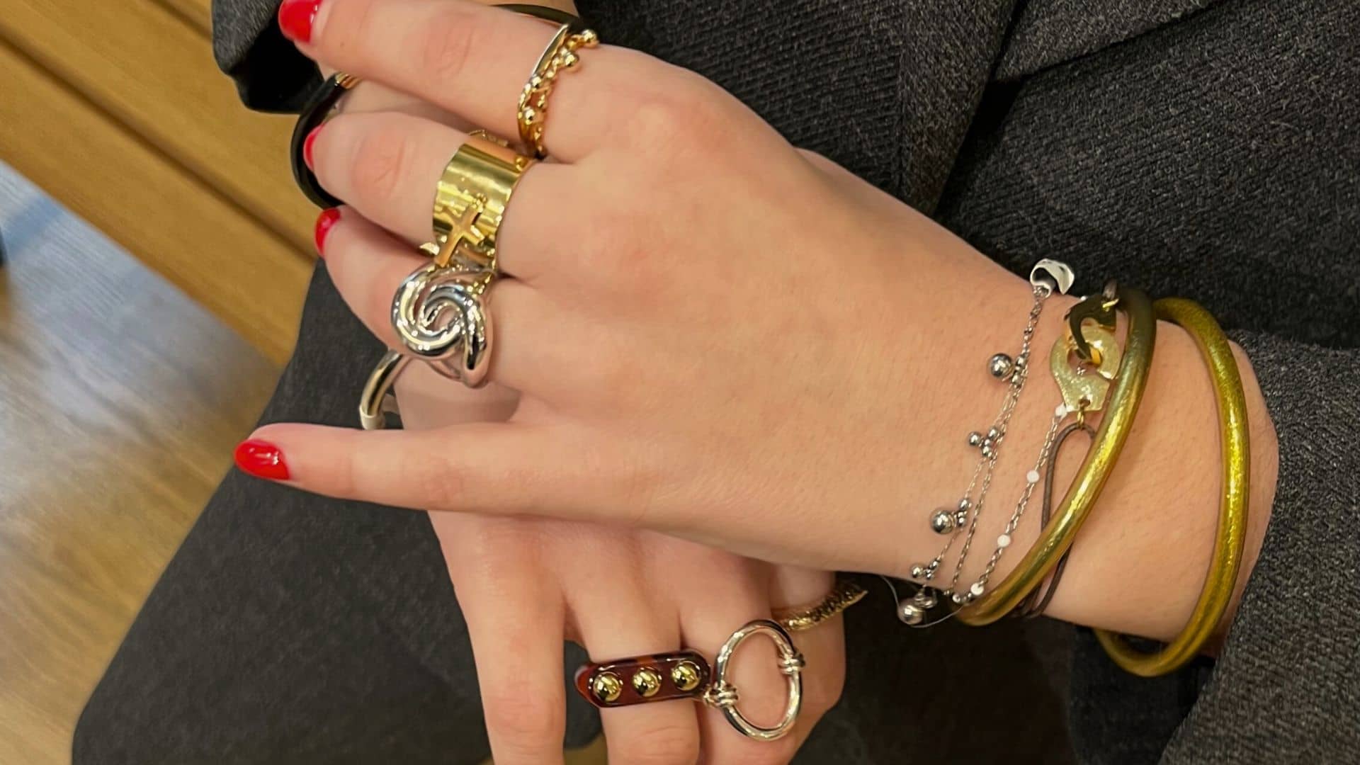 Comment porter des bijoux dorés et argentés ensemble ?